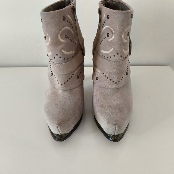 Miranda by Miranda Lambert Tan Suede Ankle Western Boots Size 6.5M - Picture 2 of 8